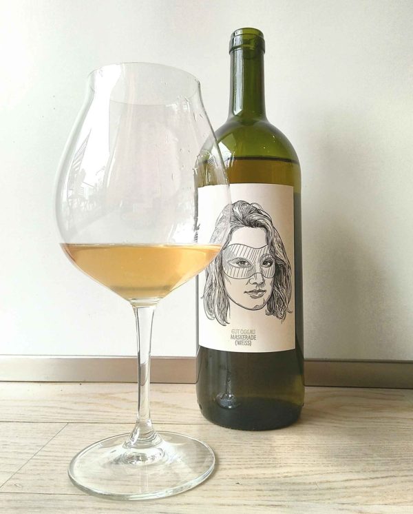 Oggau Maskerade Weiss bottle and glass