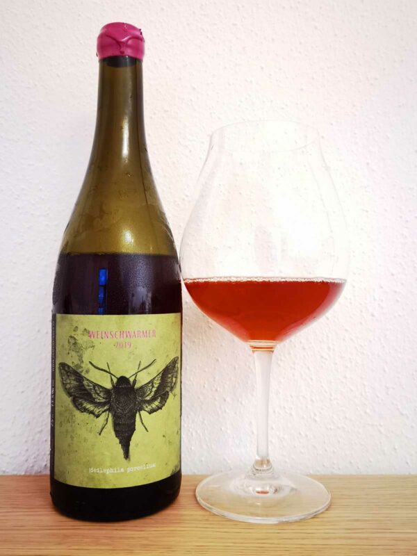 2Naturkinder Weinschwaermer 2019 with glass