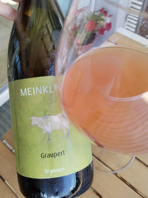 Meinklang Graupert 2021 Flasche und Glas