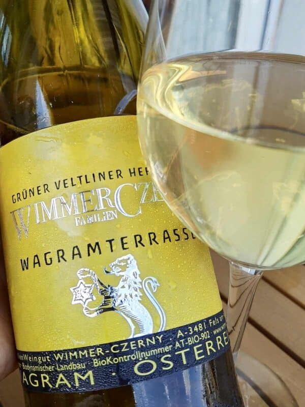 Wimmer Czerny Grüner Veltliner Hefeabstich 2021 bottle and glass
