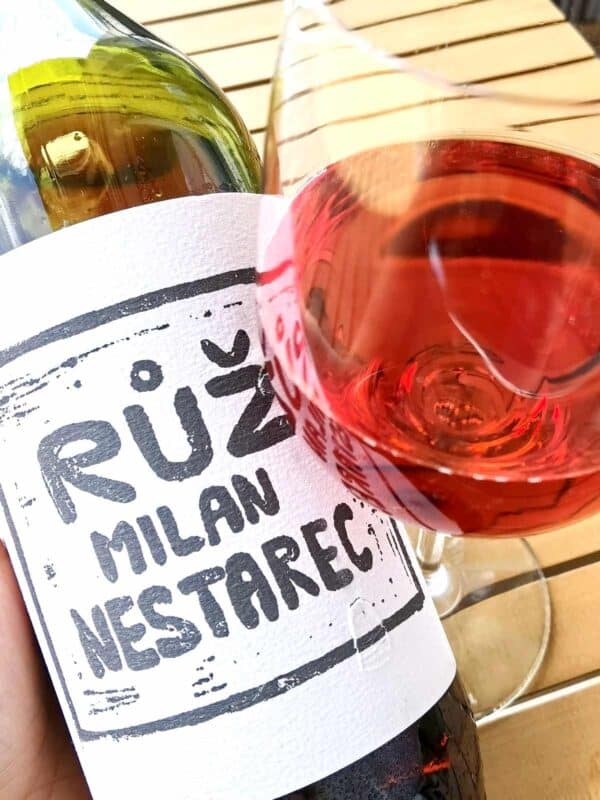 Nestarec ruz 2021 bottle and glass