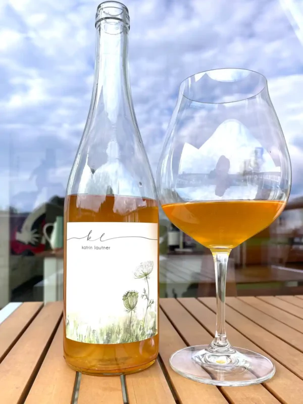 katrin Lautner Wilde Karotte 2021 bottle and glass