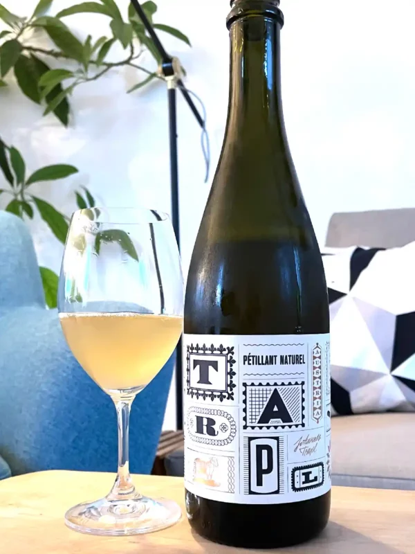Johannes Trapl Petillant Naturel Weiss 2022 bottle and glass